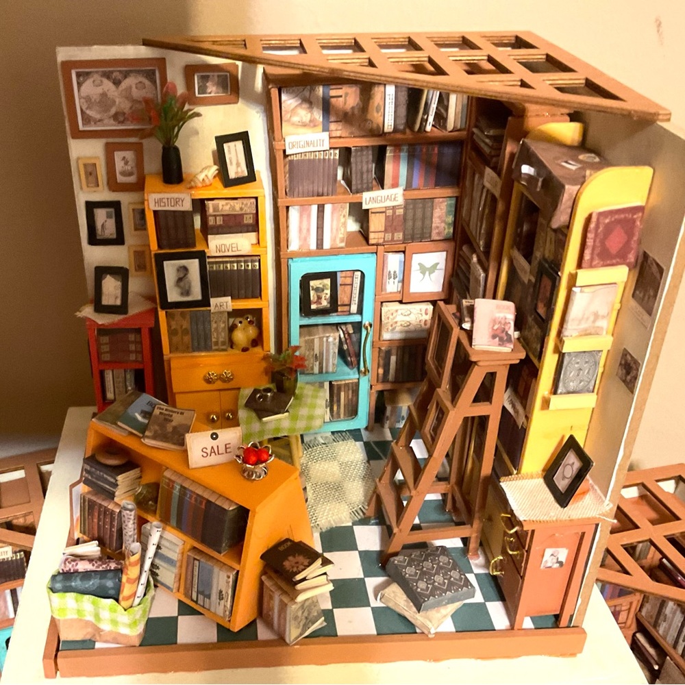 Hand built Miniature Model Book Store! - Picture 8 of 12